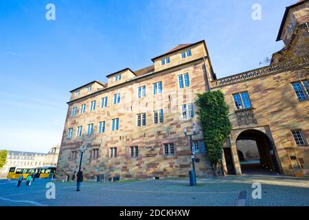 Stuttgart, Allemagne - octobre 2019 : Schillerplatz est une place de la vieille ville de Stuttgart, en Allemagne, nommée en l'honneur du poète allemand. Banque D'Images