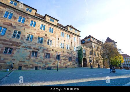 Stuttgart, Allemagne - octobre 2019 : Schillerplatz est une place de la vieille ville de Stuttgart, en Allemagne, nommée en l'honneur du poète allemand. Banque D'Images