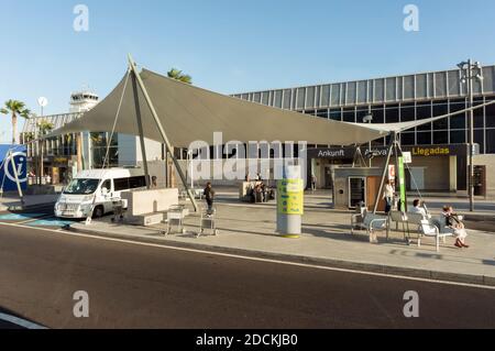 Aéroport international de Tenerife Sud (TFS, Aeropuerto de Tenerife sur) avec des touristes en face de lui, sur l'île de Ténérife. Îles Canaries. Espagne. Banque D'Images