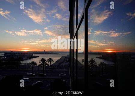 19 novembre 2020, San Diego, Californie, États-Unis : le soleil se couche sur la baie de San Diego et se reflète dans les fenêtres d'un hôtel SpringHill Suites by Marriott. Le tourisme, une des principales industries de San DiegoÃs, a été touché par le ralentissement des voyages dû à Covid-19. (Image de crédit : © K.C. Câble Alfred/ZUMA) Banque D'Images