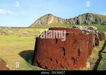 Vestiges des nœuds de haut ou des chapeaux de statues de Moai faits de Scoria Rouge Afficher sur le terrain à AHU Tongariki, Île de Pâques, Chili Banque D'Images