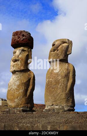 Deux des quinze statues Moai et le seul avec Topknod appelé Pukao fait de Red Scoria, AHU Tongariki Ceremonial plate-forme, Île de Pâques, Chili Banque D'Images