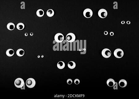 plusieurs couples d'yeux sur fond noir, regardant dans différentes directions Banque D'Images