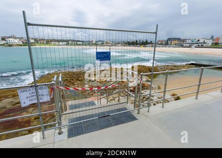 Suite au mépris généralisé de l'opinion publique pour les avertissements de « distanciation sociale » en Australie pendant la pandémie du coronavirus, Bondi Beach à Sydney a été fermé au public. Bien que la célèbre promenade d'un kilomètre de la plage reste ouverte, l'exercice est limité à des groupes de deux personnes ou moins, conformément aux règlements de distanciation sociale. Banque D'Images