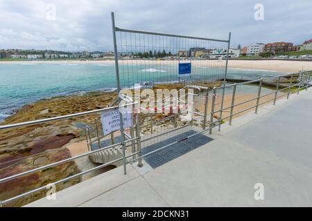 Suite au mépris généralisé de l'opinion publique pour les avertissements de « distanciation sociale » en Australie pendant la pandémie du coronavirus, Bondi Beach à Sydney a été fermé au public. Bien que la célèbre promenade d'un kilomètre de la plage reste ouverte, l'exercice est limité à des groupes de deux personnes ou moins, conformément aux règlements de distanciation sociale. Banque D'Images