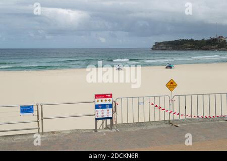 Suite au mépris généralisé de l'opinion publique pour les avertissements de « distanciation sociale » en Australie pendant la pandémie du coronavirus, Bondi Beach à Sydney a été fermé au public. Bien que la célèbre promenade d'un kilomètre de la plage reste ouverte, l'exercice est limité à des groupes de deux personnes ou moins, conformément aux règlements de distanciation sociale. Banque D'Images