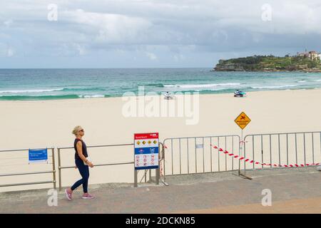 Suite au mépris généralisé de l'opinion publique pour les avertissements de « distanciation sociale » en Australie pendant la pandémie du coronavirus, Bondi Beach à Sydney a été fermé au public. Bien que la célèbre promenade d'un kilomètre de la plage reste ouverte, l'exercice est limité à des groupes de deux personnes ou moins, conformément aux règlements de distanciation sociale. Banque D'Images