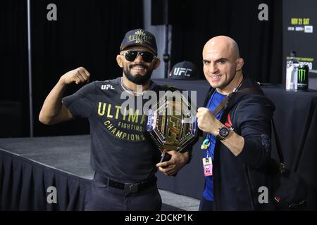 Las Vegas, Nevada, Las Vegas, Nevada, États-Unis. 22 novembre 2020. LAS VEGAS, NV - NOVEMBRE 22 : Deiveson Figueiredo, champion du poids de l'UFC, The interagit avec les médias après l'événement UFC 255 à UFC Apex le 22 novembre 2020 à Las Vegas, Nevada, États-Unis. Crédit : Diego Ribas/PX Imagens/ZUMA Wire/Alay Live News Banque D'Images