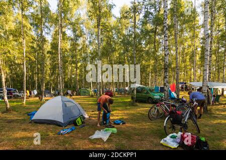 Hradek nad Nisou (Grottau): camping au lac de Krivyna, les touristes se sont empaqués dans , Liberecky, région de Liberec, région de Reichenberger , Tchèque Banque D'Images