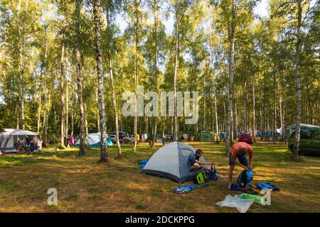 Hradek nad Nisou (Grottau): camping au lac de Krivyna, les touristes se sont empaqués dans , Liberecky, région de Liberec, région de Reichenberger , Tchèque Banque D'Images