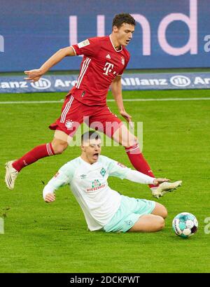 Munich, Allemagne. 21 novembre 2020. Benjamin PAVARD, FCB 5 concourent pour le ballon, s'attaquer, duel, header, zweikampf, action, lutte contre Milot RASHICA, BRE 7 au match FC BAYERN MUENCHEN - SV WERDER BREMEN 1-1 dans le 1.German Bundesliga, saison 2020/2021, match jour 8, Munich, Allemagne, 21 novembre 2020. Credit: Peter Schatz/Alay Live News Banque D'Images