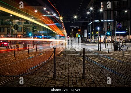 Milano, Italie, 15.08.2020 : photographie en exposition longue capturant un tramway passant par la création de lignes fantômes colorées et époustouflantes à Milan Banque D'Images