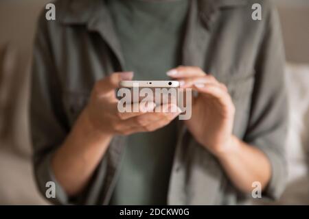 Récolte de femme utilisant un gadget de smartphone moderne Banque D'Images