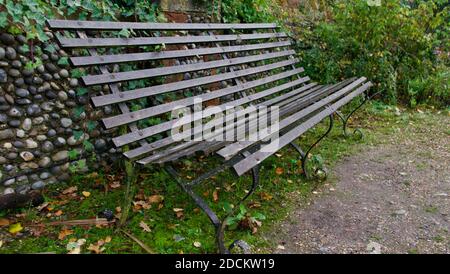 Vue latérale de l'ancien banc de jardin en bois avec espace pour copier Banque D'Images