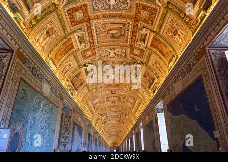 Galerie de cartes (Galleria delle carte geografiche) ou salle de cartes plafond voûté au Palais du Pape, Musées du Vatican, Rome, Italie Banque D'Images