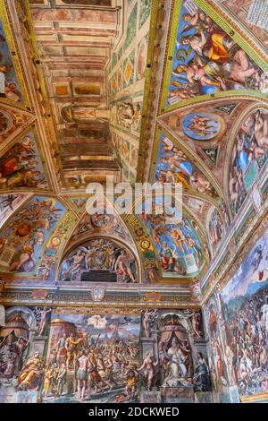 Salle de Constantine avec fresques peintures de l'école de Raphaël, salles de Raphaël, Musées du Vatican, Rome, Italie Banque D'Images