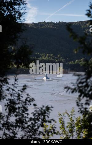 Lac très pollué avec cyanure et église submergée à Geamana, Roumanie Banque D'Images