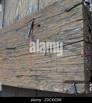 Un vieux panneau en bois non peint avec quelques clous qui dépassent. Le bois est rugueux, abîmé et a l'air vieux. Il présente des fissures. Structure en bois Banque D'Images
