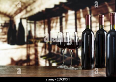 Cave à vin avec une bouteille de vin et deux ou deux verres. Avec espace pour le texte. Concept de dégustation de vin et de culture de boisson. Banque D'Images