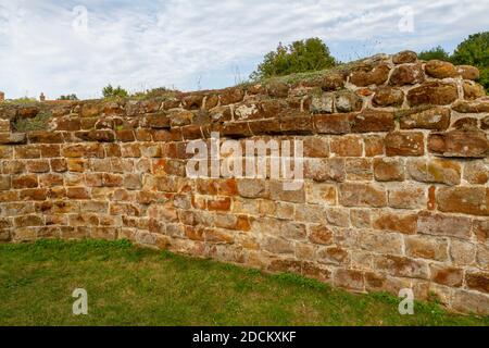 Vue rapprochée de la pierre qui constitue les murs en ruine du château de Bolingbroke, Spilsby, Lincolnshire, Royaume-Uni Banque D'Images