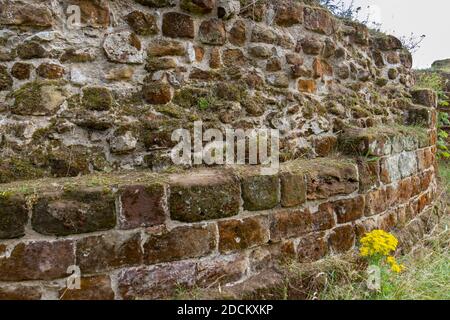 Vue rapprochée de la pierre qui constitue les murs en ruine du château de Bolingbroke, Spilsby, Lincolnshire, Royaume-Uni Banque D'Images