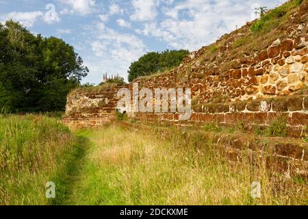 Vue rapprochée de la pierre qui constitue les murs en ruine du château de Bolingbroke, Spilsby, Lincolnshire, Royaume-Uni Banque D'Images