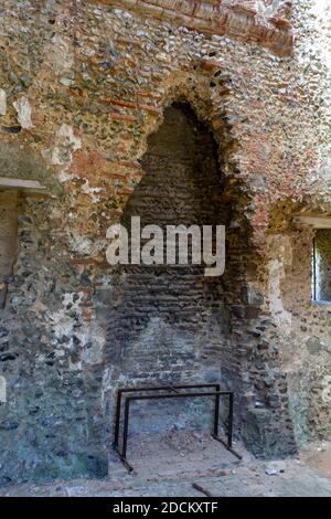 Cheminée à l'intérieur de Thetford Warren Lodge près de Thetford, Norfolk, Royaume-Uni. Il a probablement été construit autour de 1400 par le Prieuré de Thetford. Banque D'Images