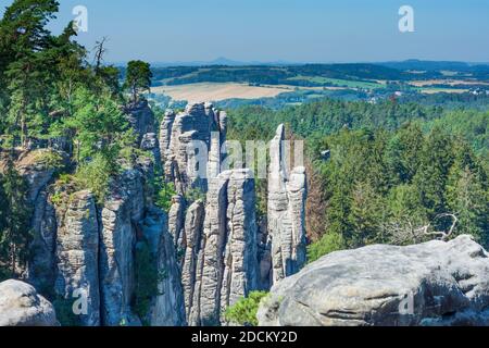 Jicin (Jitschin): Prachov Rocks (Prachovske skaly, Prachauer Felsen), vue de la route circulaire vers Prachau Needle und Cap dans le Paradis de Bohême Banque D'Images