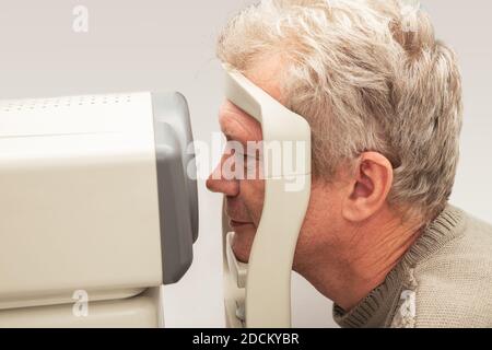 L'homme vérifie sa vue sur l'équipement médical moderne dans un clinique ophtalmologique Banque D'Images