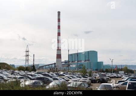 Centrale thermique hydroélectrique de Berezovskaya avec un parking en face de lui en automne. Banque D'Images