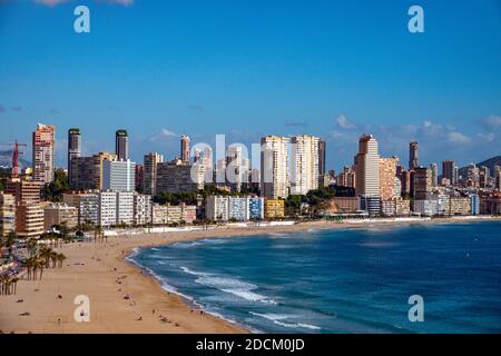 La destination de vacances populaire et le soleil d'hiver de Benidorm, Costa Blanca, Espagne, vu de la colline de Tossal de la Cala Banque D'Images