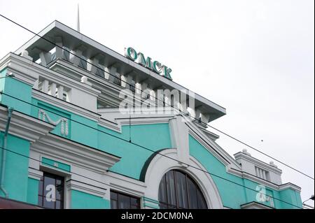 Partie du bâtiment de la gare (1958) avec le nom de la ville sur le toit, traduction - la ville d'Omsk. Banque D'Images