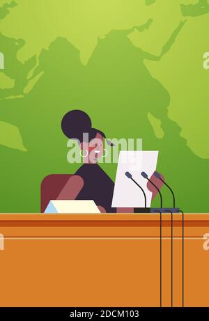 femme d'affaires afro-américaine qui prononce un discours à tribune avec micro allumé corporate international conference world map fond vertical portrait vector illustration Illustration de Vecteur