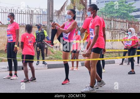 Lagos, Nigéria, 21 novembre 2020. Les coureurs se prépare à commencer l'ace à Lagos Women Run, une course marathon de 10 km à Lagos, au Nigeria, le 21 novembre 2020. Bien que le nombre de cas signalés de coronavirus ait considérablement diminué et que la plupart des activités sportives aient repris au Nigeria, les coureurs étaient tenus de porter un masque facial conformément aux protocoles de prévention Covid-19. Crédit : CIC de la majorité mondiale/Alamy Live News Banque D'Images