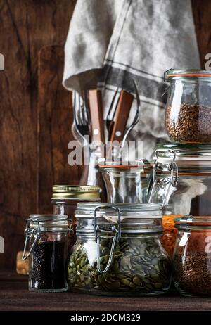 Stocks ou ensemble de céréales, pâtes, gruaux, légumineuses biologiques et graines utiles dans des pots en verre. Source végétalienne de protéines et de ressources énergétiques. Végétatif sain Banque D'Images