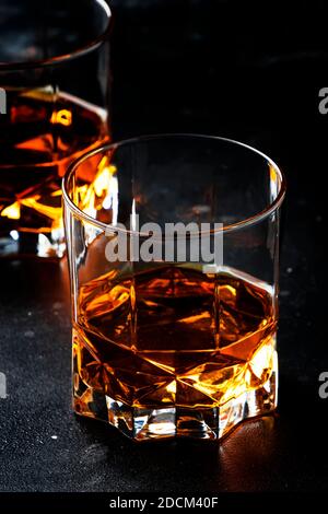 Deux verres de whisky doré scotch sur fond sombre de table ancienne barre, mise au point sélective Banque D'Images