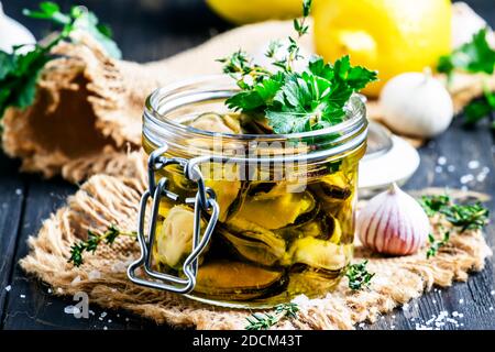 Moules dans l'huile d'olive et le jus de citron, foyer sélectif Banque D'Images