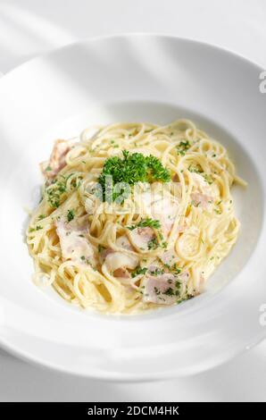 spaghetti carbonara plat de pâtes italiennes sur fond de table blanc Banque D'Images