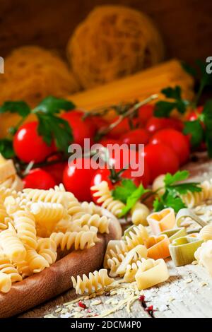 Pâtes non cuites spirales, légumes, herbes et épices, sélectif Banque D'Images