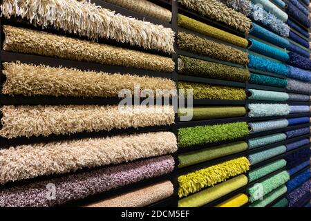 Échantillons de tapis de différentes couleurs sur un stand dans un magasin ou une production. Échantillons de moquette multicolores sur le sol Banque D'Images