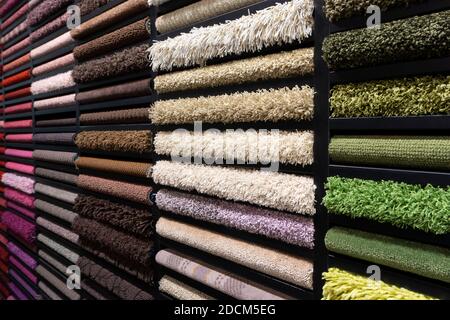 Échantillons de tapis de différentes couleurs sur un stand dans un magasin ou une production. Échantillons de moquette multicolores sur le sol Banque D'Images
