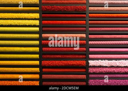 Échantillons de tapis de différentes couleurs sur un stand dans un magasin ou une production. Échantillons de moquette multicolores sur le sol Banque D'Images