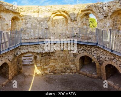 Vue sur la tour de garde octogonale du fort d'Antipatris (Binar Bashi), dans le parc national de Yarkon (tel Afek), dans le centre d'Israël Banque D'Images