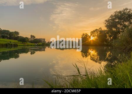 Vue sur le lac au coucher du soleil, avec le fort d'Antipatris (Binar Bashi), dans le parc national de Yarkon (tel Afek), dans le centre d'Israël Banque D'Images