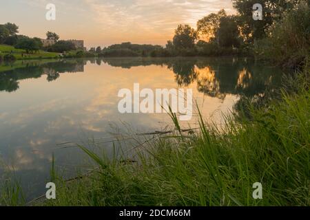 Vue sur le lac au coucher du soleil, avec le fort d'Antipatris (Binar Bashi), dans le parc national de Yarkon (tel Afek), dans le centre d'Israël Banque D'Images