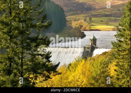 PEN Y GARREG DAM ELAN VALLEY RESERVOIR POWYS WALES IN AUTOMNE AVEC CASCADE D'EAU AU-DESSUS DU BARRAGE Banque D'Images