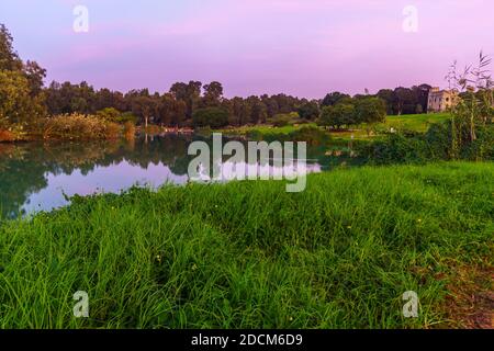 Vue sur le lac au coucher du soleil, avec le fort d'Antipatris (Binar Bashi), dans le parc national de Yarkon (tel Afek), dans le centre d'Israël Banque D'Images