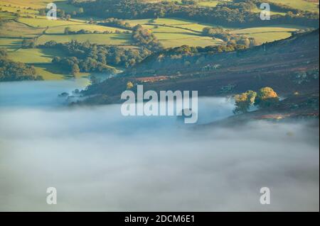 WYE VALLEY WALES VUE SUR LA BRUME D'AUTOMNE AU-DESSUS DE LA RIVIÈRE WYE ET COLLINES À TWMPATH PRÈS D'ERWOOD Banque D'Images