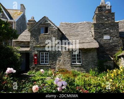 L'ancien bureau de poste, Tintagel, Cornwall. Une maison de hall de Cornish datant de 1380 et appartenant à la National Trust, Banque D'Images