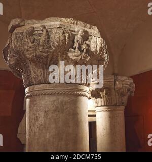 À l'intérieur du célèbre palais des Doges, dans les sculptures et les colonnes de Venise Banque D'Images